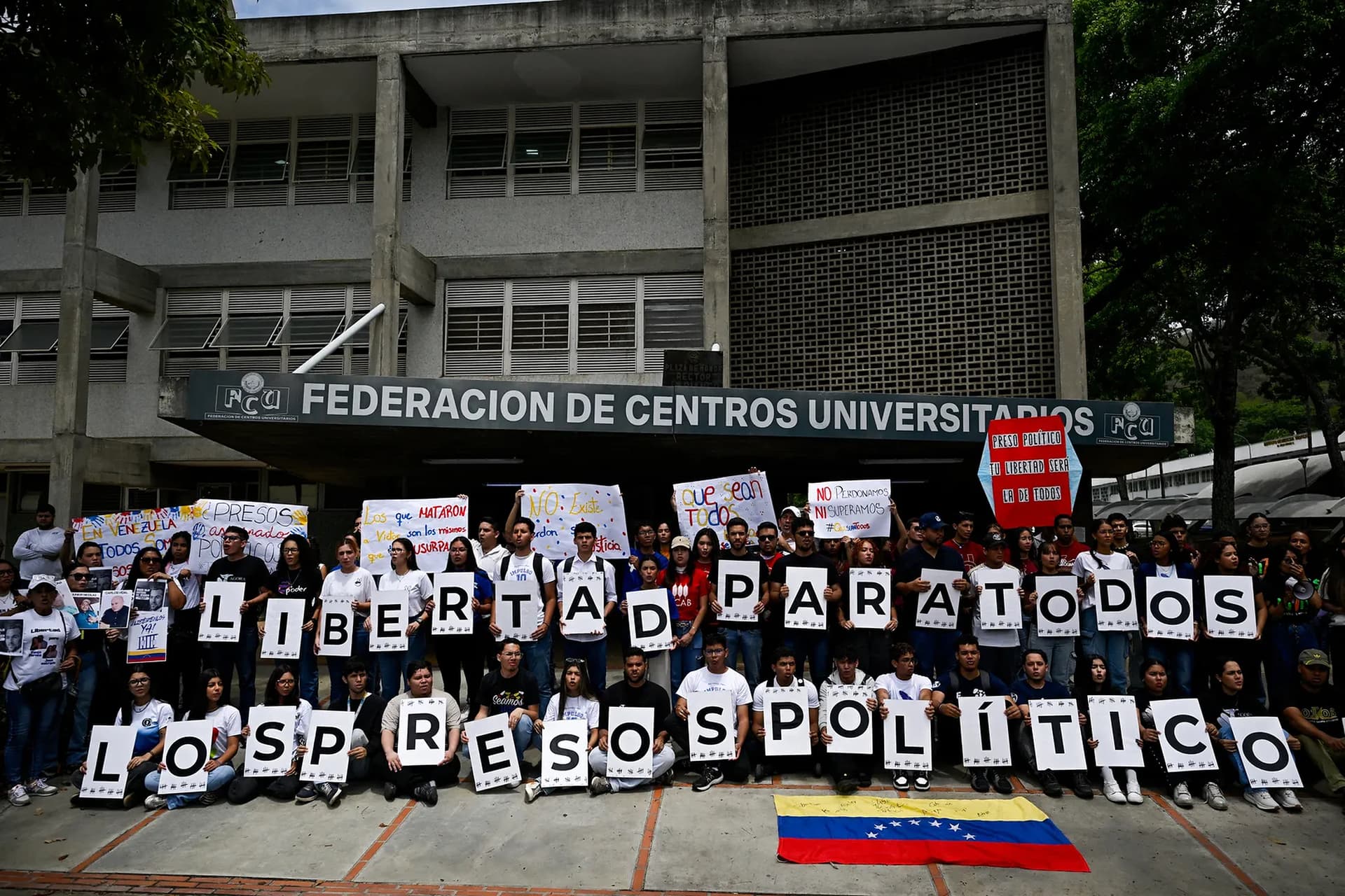 Global Health and Education Watch: Students in Caracas to demand release of political prisoners